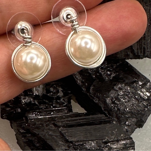 Alquimia Jewelry - Pearl spheres silver halo stud earrings/coastal grandma style